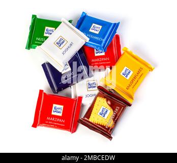 Chisinau, Moldawien 07. Mai 2019: Ritter Sport Schokoladenriegel isoliert auf weißem Hintergrund. Ritter Sport wurde 1912 in Stuttgart-Bad Cannstatt gegründet. Stockfoto