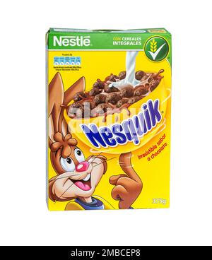 Mallorca, Spanien - 30. April 2016: Getreidebox NESQUIK Nestlé isoliert auf weißem Hintergrund Stockfoto