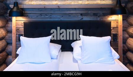 Doppelbett mit Kissen im Hotelzimmer. Innenraumkonzept. Stockfoto