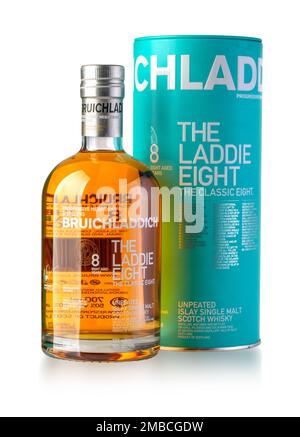 Chisinau, Moldawien - 25. Juni 2019: BRUICHLADDICH THE LADDIE ACHT Whiskey Flasche isoliert, mit Schneideweg Stockfoto