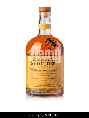 Chisinau, Moldawien, Juni 25 2019: Whiskey-Flasche isoliert auf Weiß mit Clipping Path'' Monkey Shoulder' Stockfoto