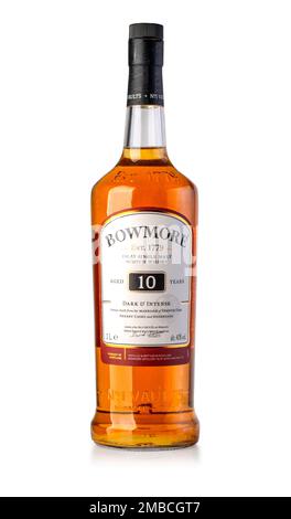 Chisinau, Moldawien, Juni 25 2019: Whiskey-Flasche isoliert auf weiß mit Clipping Path „Bowmore“ Stockfoto