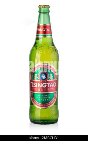 Chisinau, Moldawien 16. Oktober 2019: T Flasche chinesisches Tsingtao Lager Bier isoliert auf weißem Hintergrund, Bier n1 in China Stockfoto