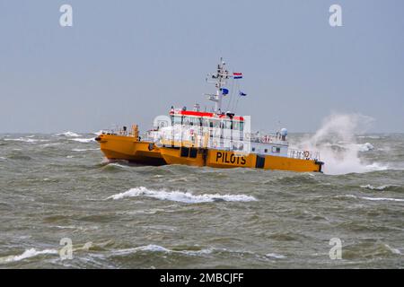 CETUS-PILOTEN, holländisches Pilotenboot, das im Winter bei Sturmwetter unter der Flagge der Niederlande auf rauer See segelt Stockfoto