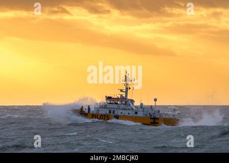 CETUS-PILOTEN, holländisches Pilotenboot, das bei Sonnenuntergang unter der Flagge der Niederlande im Winter bei Sturmwetter auf rauem Meer segelt Stockfoto