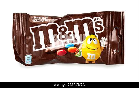 Anapa, RUSSLAND - 10. Dezember 2022: M&MS Delicious Dragees in der Packung. Studioaufnahme, isoliert auf weißem Hintergrund Stockfoto