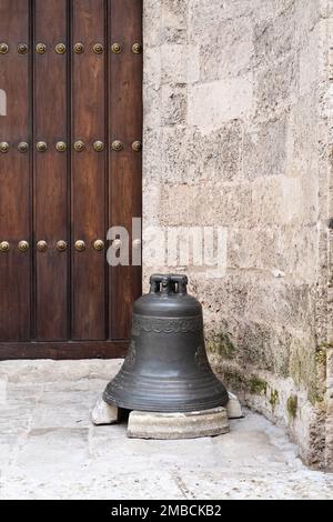 Bell vor St. Basilika Francisco de Asís, Havanna, Kuba Stockfoto