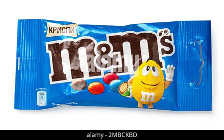 Anapa, RUSSLAND - 10. Dezember 2022: M&MS Delicious Dragees in der Packung. Studioaufnahme, isoliert auf weißem Hintergrund Stockfoto