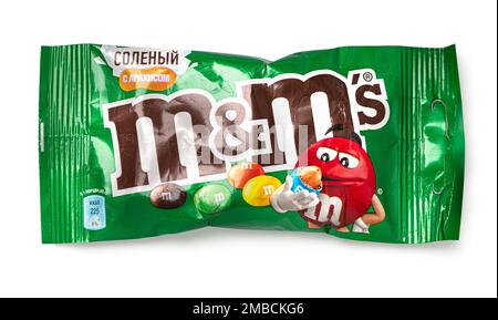 Anapa, RUSSLAND - 10. Dezember 2022: M&MS Delicious Dragees in der Packung. Studioaufnahme, isoliert auf weißem Hintergrund Stockfoto