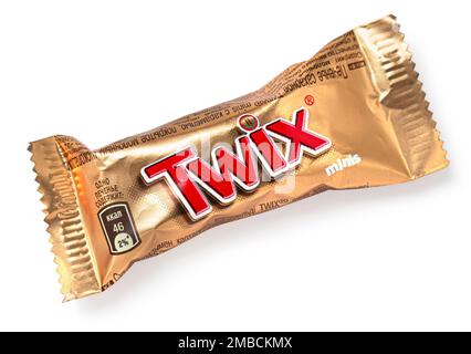 Anapa, RUSSLAND - 10. Dezember 2022: Twix Schokoladenriegel. Studioaufnahme, isoliert auf weißem Hintergrund Stockfoto