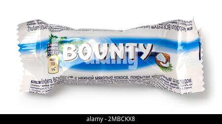 Anapa, RUSSLAND - 10. Dezember 2022: Bounty Chocolate Bar. Studioaufnahme, isoliert auf weißem Hintergrund Stockfoto