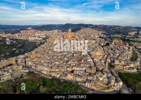 Häuser in der mittelalterlichen Stadt Piazza Armerina, Enna, Sizilien, Italien - von oben aus kann man die Kathedrale aus der Vogelperspektive bewundern, der Ätna im Hintergrund Stockfoto