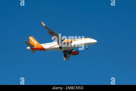 Teneriffa, Spanien - 21. Dezember 2018: EasyJet Airline Company Flugzeug bereitet sich auf die Landung vor. EasyJet Airline Company Limited ist ein britisches Billigauto Stockfoto