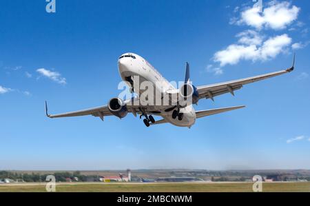 CHISINAU, MOLDAWIEN - AUGUST18: Die türkische Anadolu Jet Boeing 737-700 startet am 18. August 2014 in Chisinau, Moldawien. Stockfoto