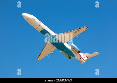 Chisinau, Moldau - 19. august 2014 Austrian Airlines Fokker F100 Start in Chisinau International Airport Stockfoto