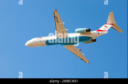 Chisinau, Moldau - 19. august 2014 Austrian Airlines Fokker F100 Start in Chisinau International Airport Stockfoto