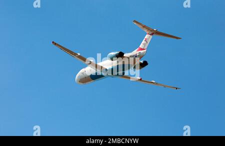 Chisinau, Moldau - 19. august 2014 Austrian Airlines Fokker F100 Start in Chisinau International Airport Stockfoto