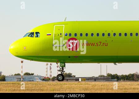 CHISINAU, MOLDAU - 19. AUGUST 2014: S7 Airlines Airbus A321 startet am 19. August 2014 vom internationalen Flughafen Chisinaul Stockfoto