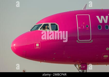 Chisinau, Moldawien - 19. august 2014:Wizzair Airbus A320-232 startet am Chisinau International Airport Stockfoto