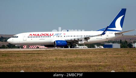 CHISINAU, MOLDAWIEN - AUGUST18: Die türkische Anadolu Jet Boeing 737-700 startet am 18. August 2014 in Chisinau, Moldawien. Stockfoto