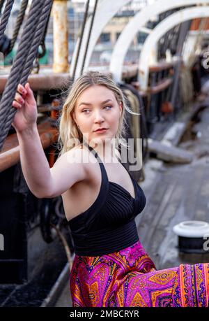 Hayleigh Young, eine schöne und modische Frau posiert an einem eiskalten Wintertag in Dundee, Schottland, zum Fotografieren an Bord des RRS Discovery Schiffes Stockfoto