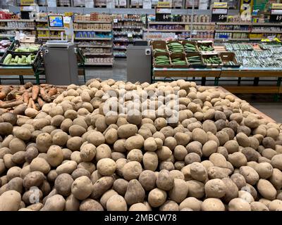 Noworossijsk, Russland - 29. Mai 2022:die Schaukästen in der Gemüseabteilung im Verkaufsbereich des Supermarkts. Großer Lenta-Laden in Russland Stockfoto