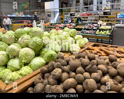 Noworossijsk, Russland - 29. Mai 2022:die Schaukästen in der Gemüseabteilung im Verkaufsbereich des Supermarkts. Großer Lenta-Laden in Russland Stockfoto