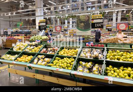 Noworossijsk, Russland - 29. Mai 2022:die Schaukästen in der Gemüseabteilung im Verkaufsbereich des Supermarkts. Großer Lenta-Laden in Russland Stockfoto