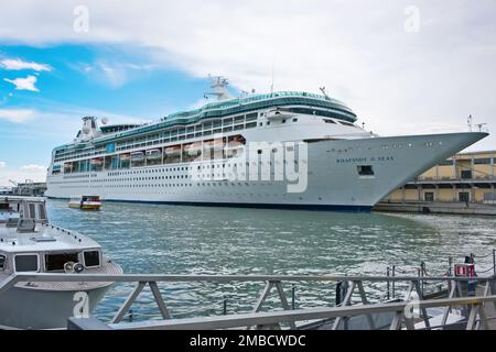 Venedig, Italien - 13. Juni 2016: Kreuzfahrtschiff vor Anker im Hafen von Venedig in Italien. Der Hafen von Venedig ist der achtgrößte Handelshafen Italiens Stockfoto