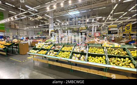 Noworossijsk, Russland - 29. Mai 2022:die Schaukästen in der Gemüseabteilung im Verkaufsbereich des Supermarkts. Großer Lenta-Laden in Russland Stockfoto