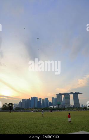 Blick auf die Skyline der Stadt von Marina Barrage, mit wunderschönem blauen Himmel und weißer Wolke. Stockfoto