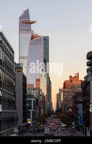 Hudson Yards Wolkenkratzer sehen von der 19. St. und 10. Ave. In Manhattan, New York City New York, am 3. November 2022 Stockfoto