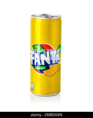 Chisinau, Moldawien - 26. April 2020 : Fanta kann auf weißem Hintergrund isoliert werden, mit Beschneidungspfad Stockfoto