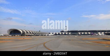 Blick auf den internationalen Flughafen Suvarnabhumi, Gebäude und Rollbahn, Pfad für den Transfer des führenden Flugzeugs zum und vom Flugsteig. Stockfoto