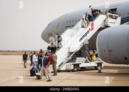 Am 14. Juni 2022 verließ eine Gruppe von Mitgliedern des Militärdienstes African Lion 22 ein französisches Militärflugzeug am Al-Massira International Airport in Agadir, Marokko. Der afrikanische Löwe 2022 ist in den USA Die größte gemeinsame jährliche Übung des Kommandos Afrika, die von Marokko, Ghana, Senegal und Tunesien veranstaltet wird, vom 6. Bis 30. Juni. Mehr als 7.500 Teilnehmer aus 28 Ländern und der NATO trainieren zusammen mit dem Schwerpunkt auf der Verbesserung der Bereitschaft für US-Streitkräfte und Partner-Nationalstreitkräfte. AL22 ist eine gemeinsame, bereichsübergreifende, mehrteilige und multinationale Übung, bei der ein breites Spektrum an Missionskapazitäten eingesetzt wird, um Inter zu stärken Stockfoto