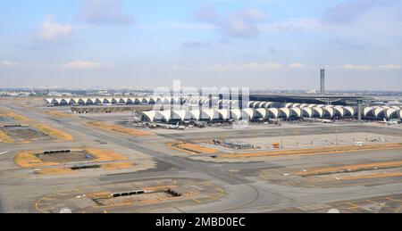 Luftblick über den Flughafen Suvarnabhumi, Blick vom Hochwinkel des Flughafens Suvarnabhumi bangkok. Stockfoto