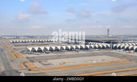 Luftblick über den Flughafen Suvarnabhumi, Blick vom Hochwinkel des Flughafens Suvarnabhumi bangkok. Stockfoto