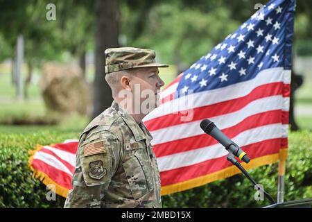 US Army Support Activity Fort Dix, New Jersey feiert am 14. Juni 2022 im Infantry Park auf der ASA Fort Dix den 247. Geburtstag der US-Armee. Die US-Armee ist der älteste Militärdienst des Landes, der vom zweiten Kontinentalkongress am 14. Juni 1775 gegründet wurde. CSM James W. Van Zlike, KommandoSergeant Major von ASA Fort Dix, spricht am 14. Juni 2022 auf der ASA Fort Dix, New Jersey, im Infantry Park zur 247. Geburtstag der Armee. Pensionierter Sergeant Major der Army Kenneth O. Preston hält die Grundsatzrede auf der ASA Fort Dix 247. Army Birthday Celebration A. Stockfoto