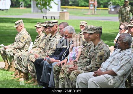 US Army Support Activity Fort Dix, New Jersey feiert am 14. Juni 2022 im Infantry Park auf der ASA Fort Dix den 247. Geburtstag der US-Armee. Die US-Armee ist der älteste Militärdienst des Landes, der vom zweiten Kontinentalkongress am 14. Juni 1775 gegründet wurde. CSM James W. Van Zlike, KommandoSergeant Major von ASA Fort Dix, spricht am 14. Juni 2022 auf der ASA Fort Dix, New Jersey, im Infantry Park zur 247. Geburtstag der Armee. Pensionierter Sergeant Major der Army Kenneth O. Preston hält die Grundsatzrede auf der ASA Fort Dix 247. Army Birthday Celebration A. Stockfoto