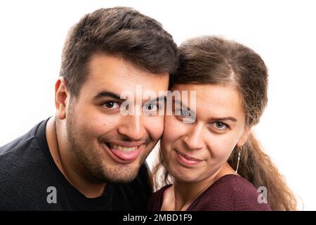 Nahaufnahme des süßen weiblichen und männlichen Paares, das lässige Kleidung als romantische Liebesfreundin-Konzept auf weißem Hintergrund trägt Stockfoto