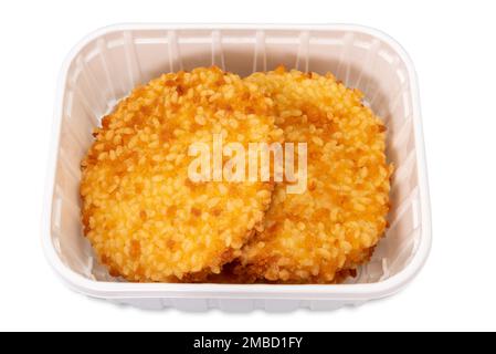 Vorgekochte Hähnchenfilets panierte Burger in Plastiktablett zum Verkauf im Supermarkt, isoliert auf weiß, Clipping Path im Preis inbegriffen Stockfoto