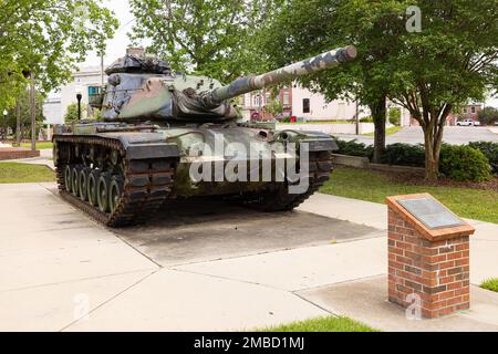 Tifton, Georgia, USA - 17. April 2022: M60 Patton Tank auf der Tifton Veterans Memorial Plaza Stockfoto