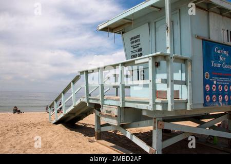 Santa Monica, Kalifornien, USA - 15. Mai 2022: Seitenansicht eines blauen Rettungsschwimmers an einem kühlen Tag im Mai am Santo Monica Beach in Kalifornien. Stockfoto