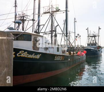 Narragansett, Rhode Island, USA - 27. Juni 2021: Seitenansicht von zwei kommerziellen Fischerbooten und Hummerbooten, die in Narragansett Rhode Island anlegen. Stockfoto