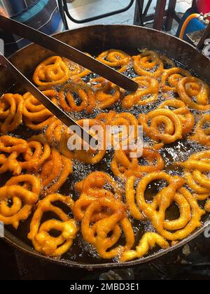 Jalebi ist ein beliebter süßer Snack in Süd- und Westasien, Afrika und Mauritius. Dieses Foto wurde aus Bangladesch gemacht. Stockfoto