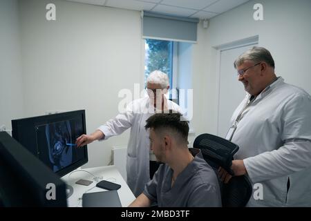 Mitarbeiter der Radiologie analysieren die Ergebnisse der MRT-Diagnostik Stockfoto