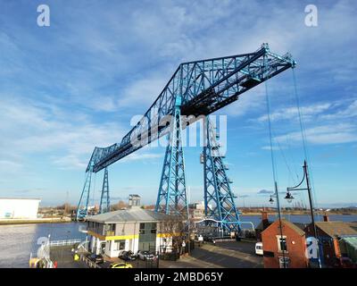 Eine Tees-Transporterbrücke über dem Meer in einem Hafen unter blauem, wolkigen Himmel Stockfoto