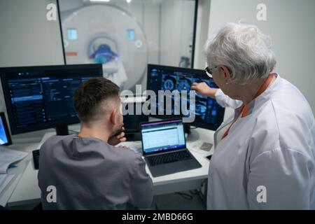 Die Ärztin und ihre Kollegin analysieren die CT-Ergebnisse Stockfoto