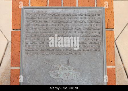 Tifton, Georgia, USA - 17. April 2022: Plakette am Fuß eines M60-Tanks, das heute als Kriegsdenkmal auf der Tift Veterans Memorial Plaza dient Stockfoto