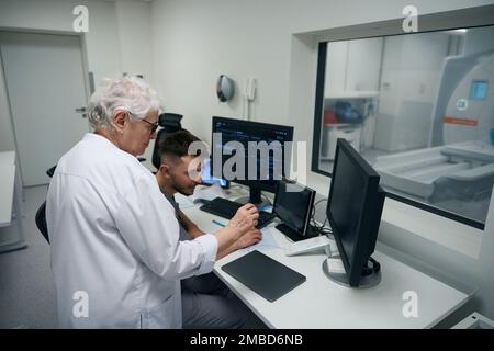 Kollegen Diagnostiker führen MRT des Gehirns durch Stockfoto